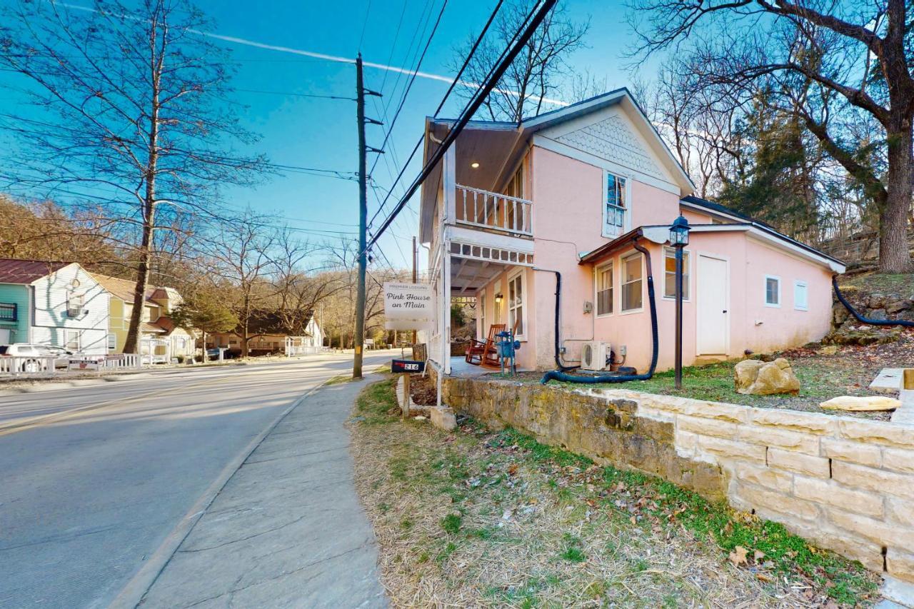Апартаменты The Pink House On Main - Upper Юрика Спрингс Экстерьер фото